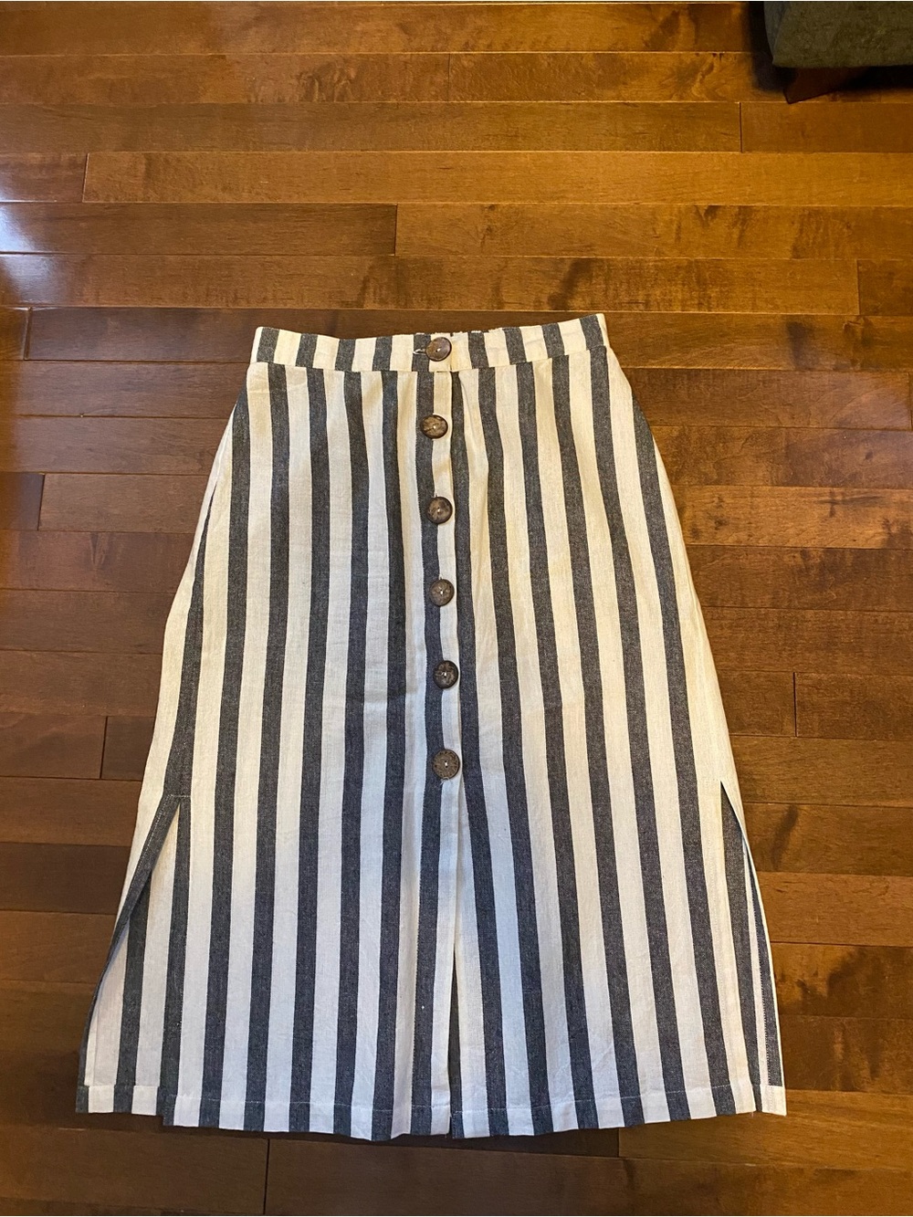 Striped Button-Front Midi Skirt in Black and White size small